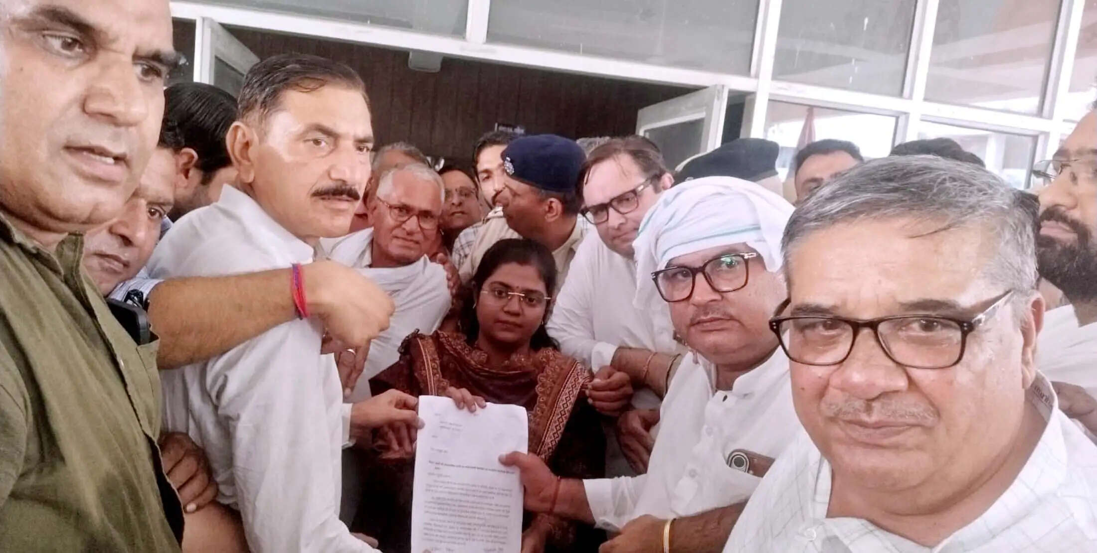 जींद: दिल्ली में राहुल गांधी की गिरफ्तारी, छात्रों पर पुलिस कार्रवाई के विरोध में कांग्रेस कार्यकर्ताओं ने किया प्रदर्शन