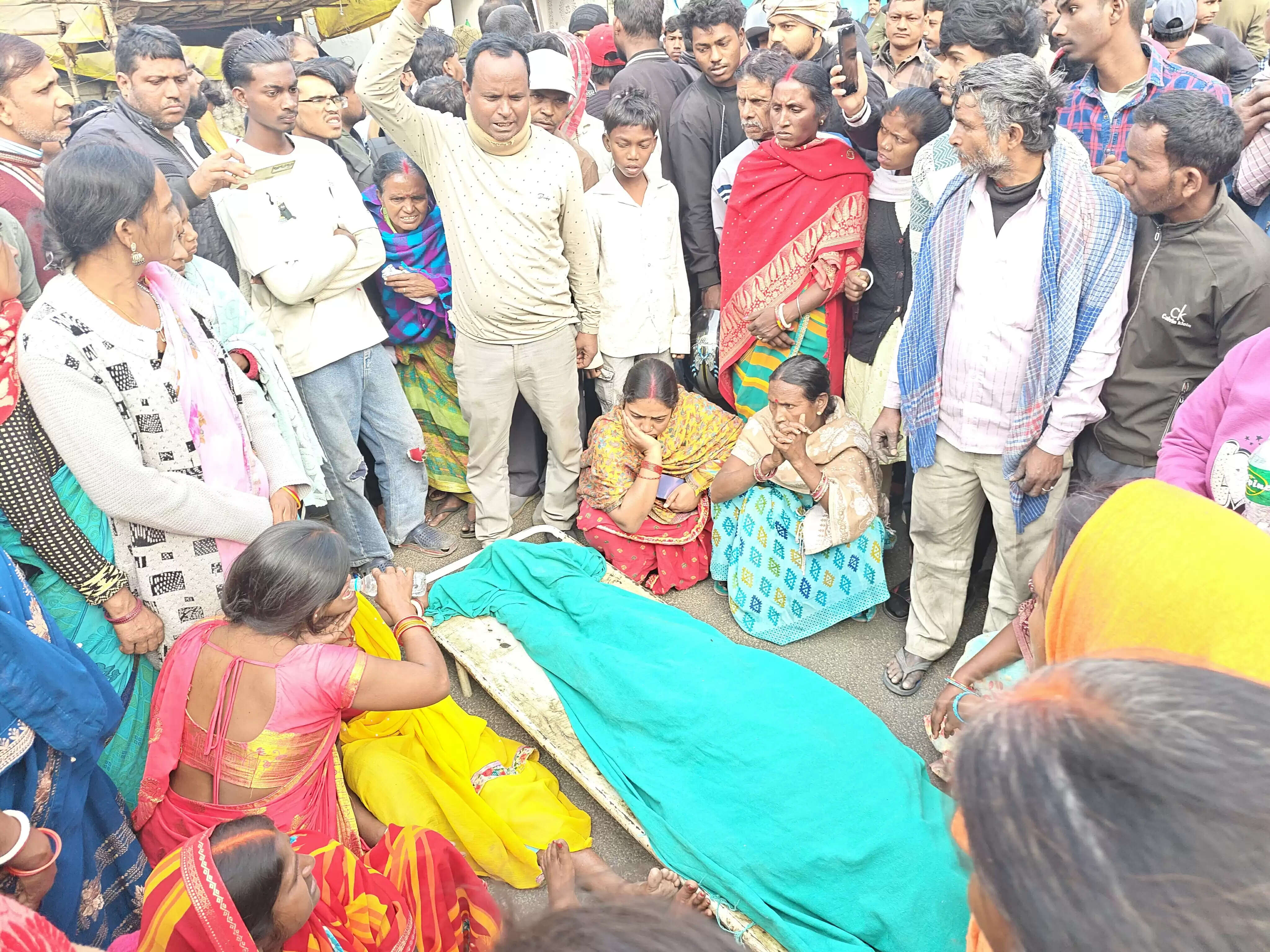 टेंपो पलटने से छात्रा की मौत, परिजनों ने शव रख किया सड़क जाम