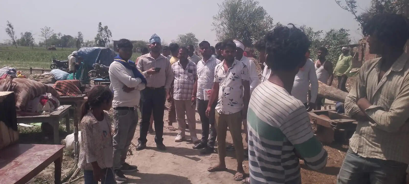 शॉर्ट सर्किट से मुन्ना पुरवा में भीषण अग्निकांड: दो दर्जन घर खाक, लाखों का नुकसान