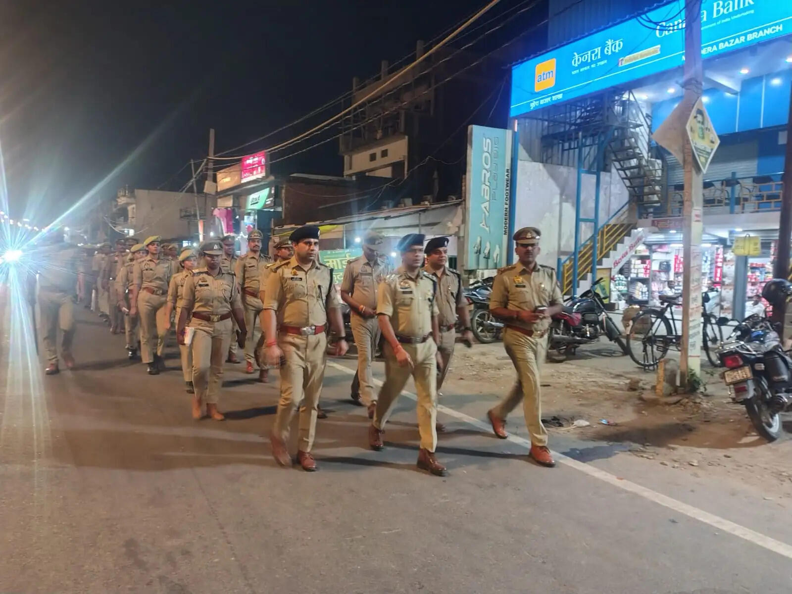 दुर्गा पूजा को लेकर पुलिस सतर्क, डीआईजी एस. चनप्पा और एसपी उत्तरी ने चौरीचौरा में किया पैदल गश्त