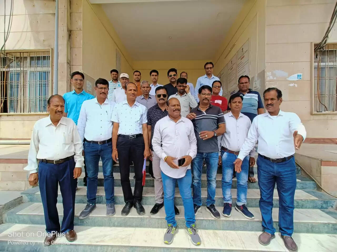 मंत्रालयिक कर्मचारी अनिश्चितकालीन सामूहिक अवकाश पर