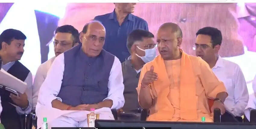 राजनाथ सिंह व योगी ने लखनऊ छावनी में 101 करोड़ की 14 परियोजनाओं का किया भूमि पूजन, प्रमुख बाजारों के अंग्रेज नाम हटे