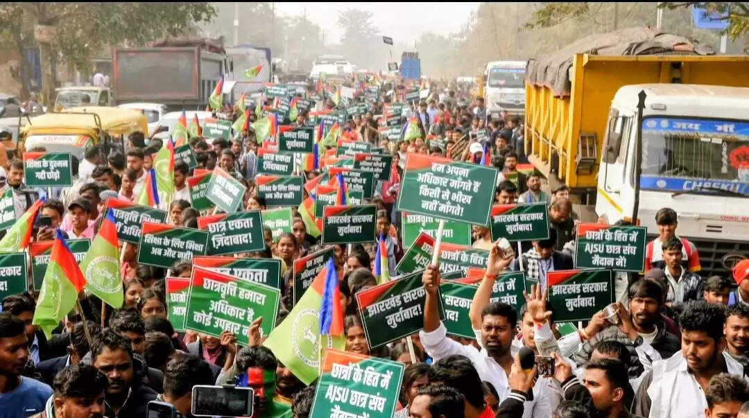 छात्रवृत्ति की मांग काे लेकर आजसू ने निकाला जनाक्रोश मार्च