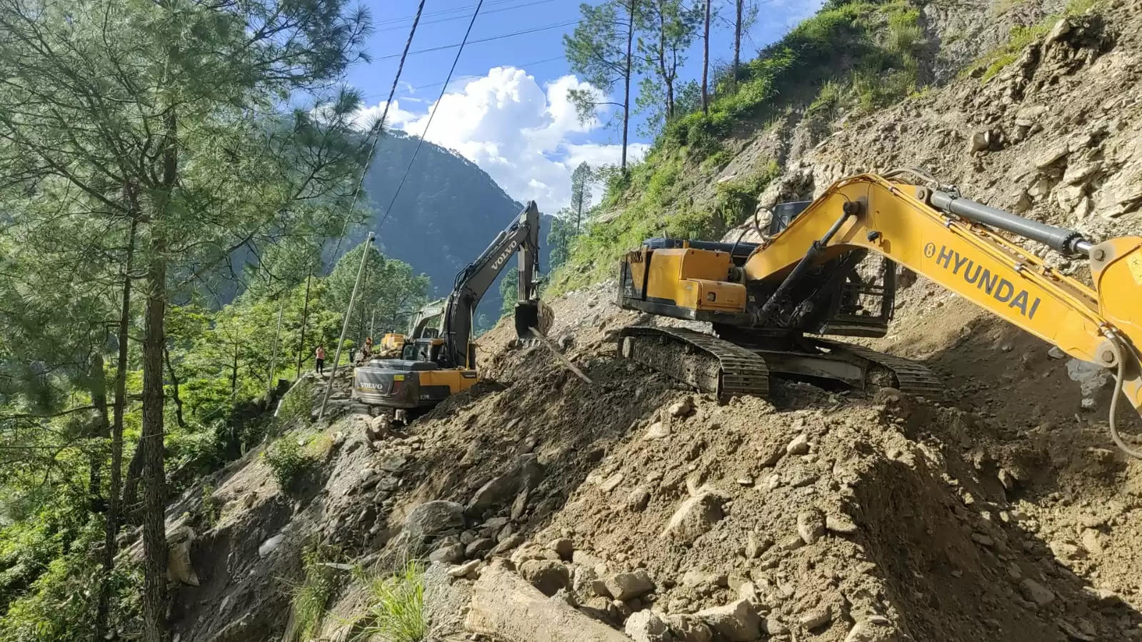 दूसरे दिन भी बाधित रहा बदरीनाथ हाइवे, यात्री जाम में फंसकर हुए परेशान