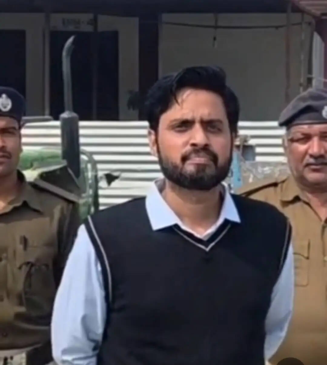 पुलिस अभिरक्षा से फरार हुआ खनन निरीक्षक