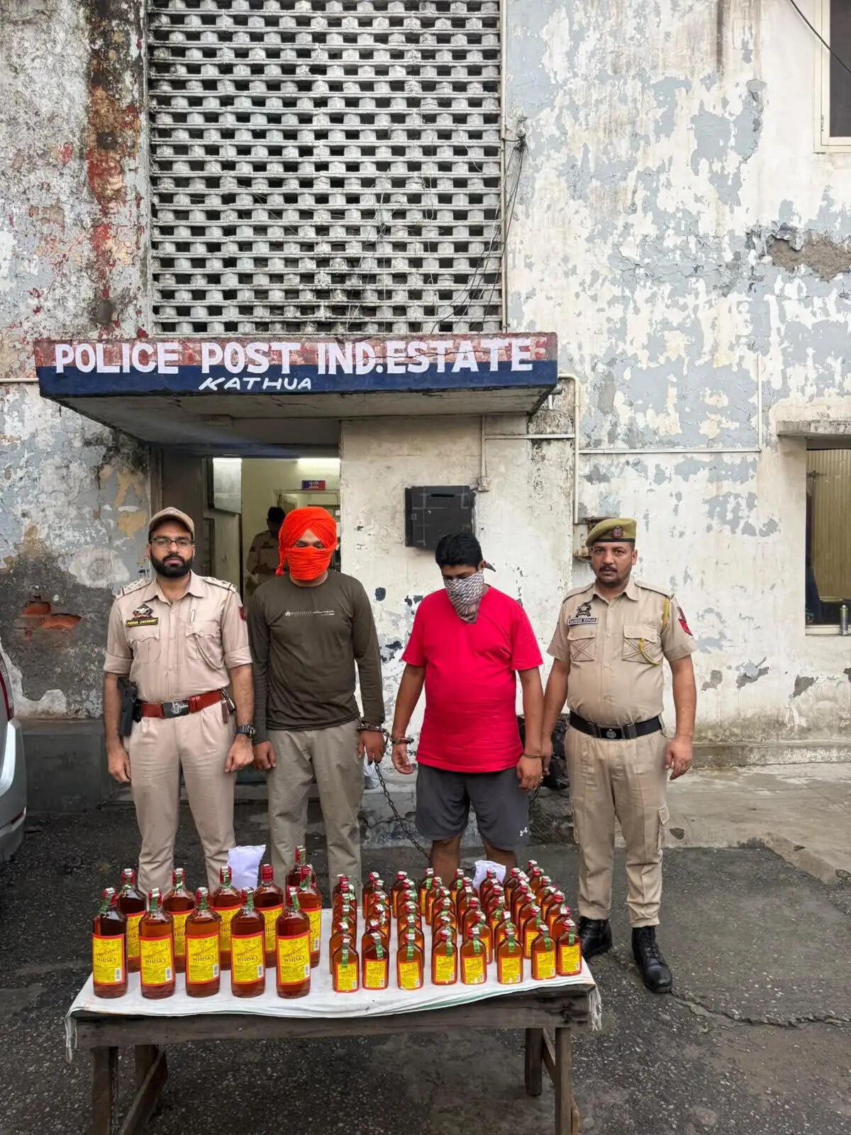 62 बोतल अवैध शराब के साथ दो तस्कर गिरफ्तार