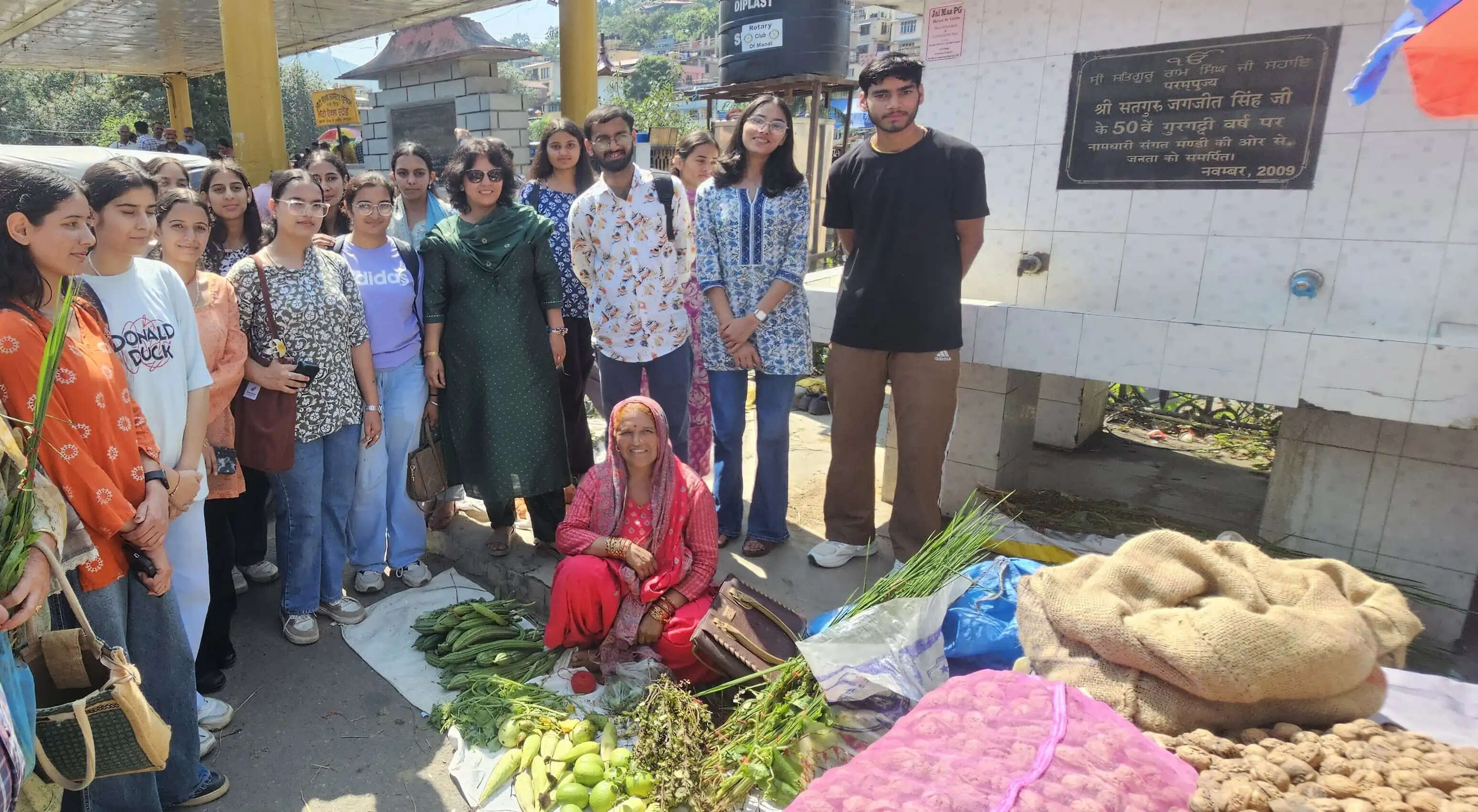 सायर पर्व पर धार्मिक पौधों की एथ्नोबॉटैनिकल विरासत समझने निकले विद्यार्थी