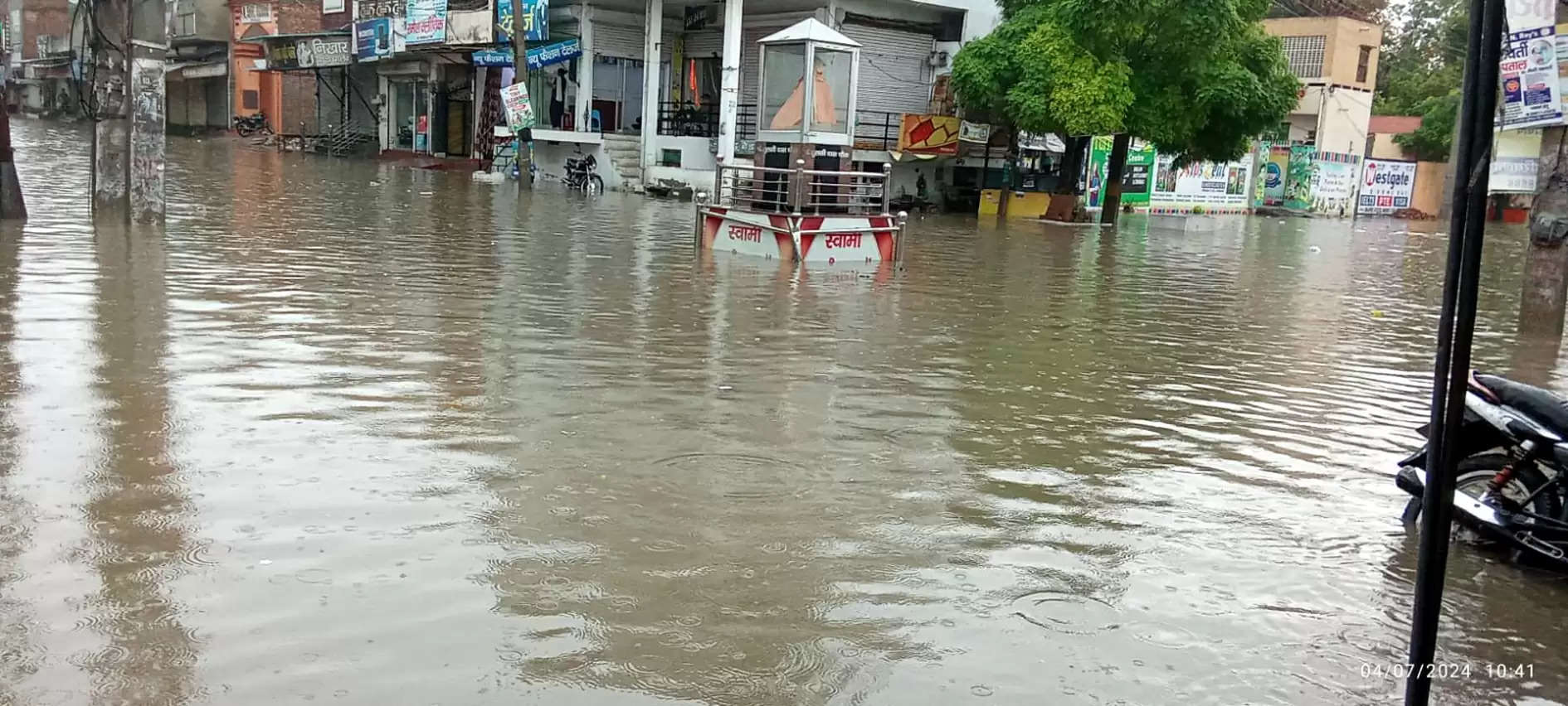 फतेहाबाद में लगातार चार घंटे हुई बारिश में डूबा शहर, सडक़ें बने तालाब