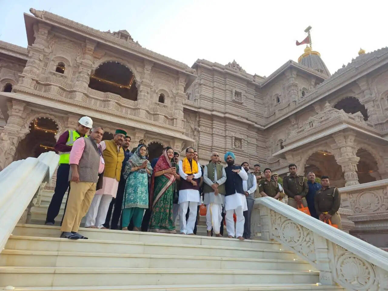 केंद्रीय मंत्री शिवराज ने सपत्नीक अयोध्या में रामलला के दर्शन किए