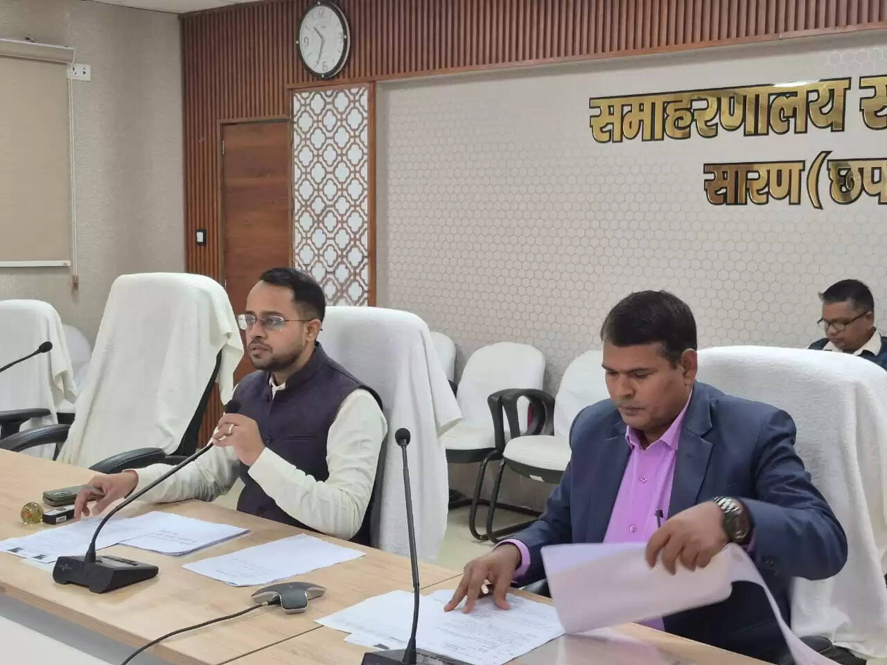 जिलाधिकारी ने दी चेतावनी कहा राजस्व कार्यों में कोताही पर नपेंगे कर्मी