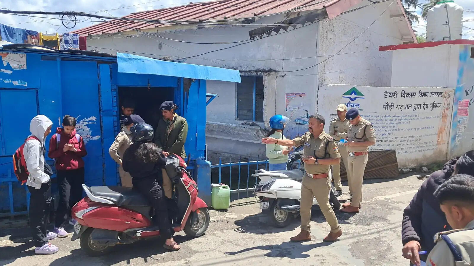 भीड़भाड़ वाले इलाकों में पुलिस की पैदल गश्त, ट्रैफिक व्यवस्था पर सख्ती