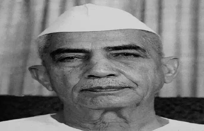 उपराष्ट्रपति, लोकसभा अध्यक्ष और केंद्रीय मंत्रियों ने चौधरी चरण सिंह की पुण्यतिथि पर अर्पित की श्रद्धांजलि