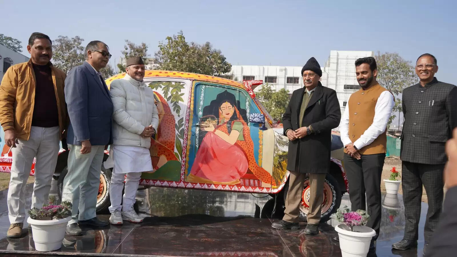 यूओयू की पहल- पुराने शासकीय वाहन में सजी उत्तराखण्ड की लोक-संस्कृति