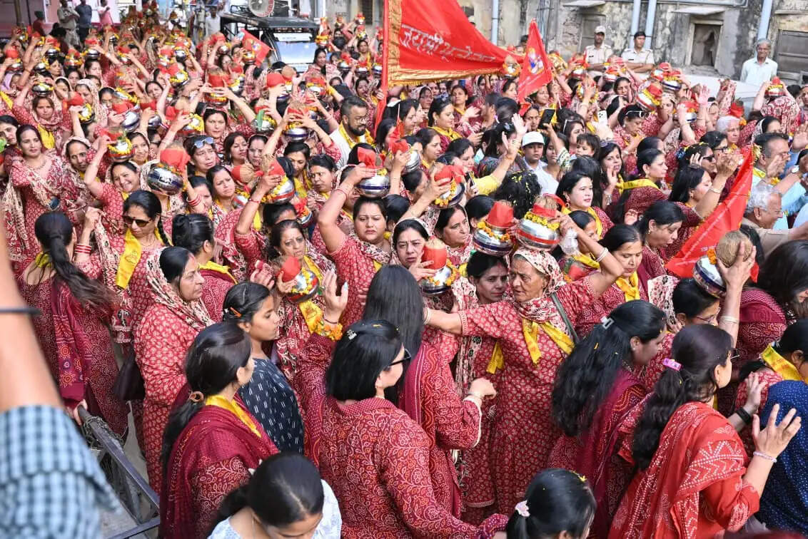 गोविंद देवजी मंदिर से निकली 551 महिलाओं की भव्य कलश यात्रा