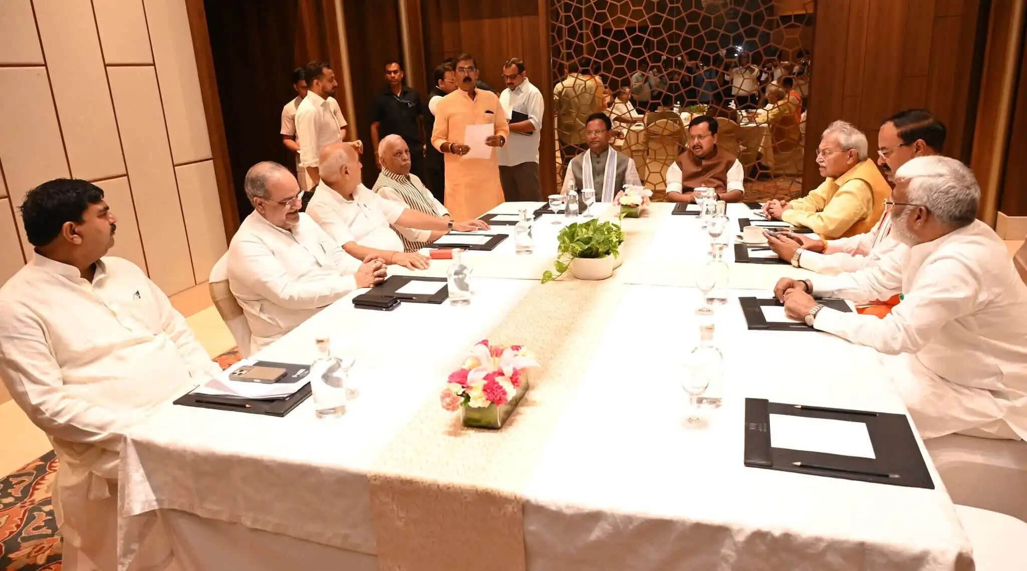 भाजपा अध्यक्ष नितिन नवीन ने पार्टी के पूर्व प्रदेश अध्यक्षों के साथ की बैठक