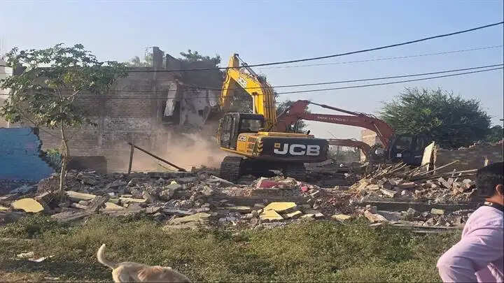 इंदौरः आरई-2 रोड निर्माण में बाधक शिव नगर, मुसाखेड़ी के लगभग 130 मकानों को हटाने की कार्रवाई जारी