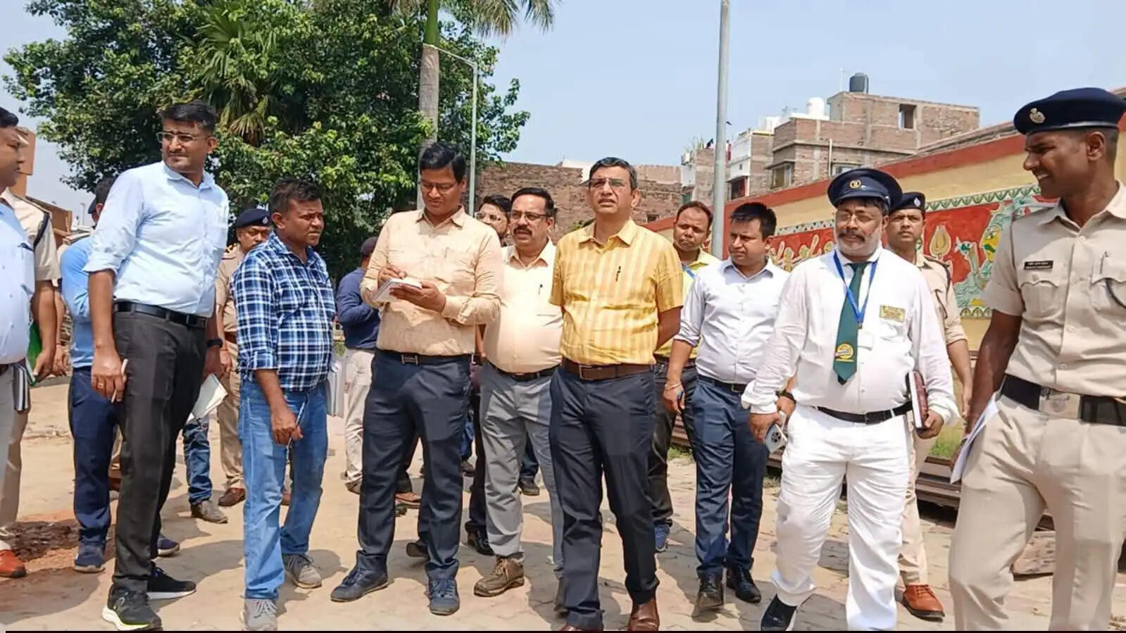 डीआरएम ने सुल्तानगंज स्टेशन का लिया जायजा, भीखनपुर में बन रहे संटिंग लाइन का किया निरीक्षण