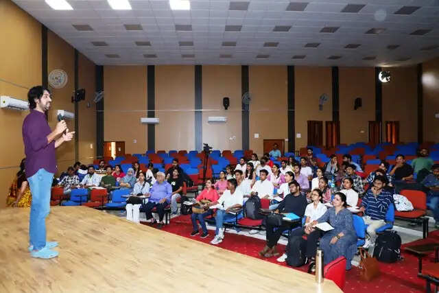 फिल्म मेकिंग वर्कशॉप के अंतिम दिन छात्रों ने जाने एक्टिंग के नियम