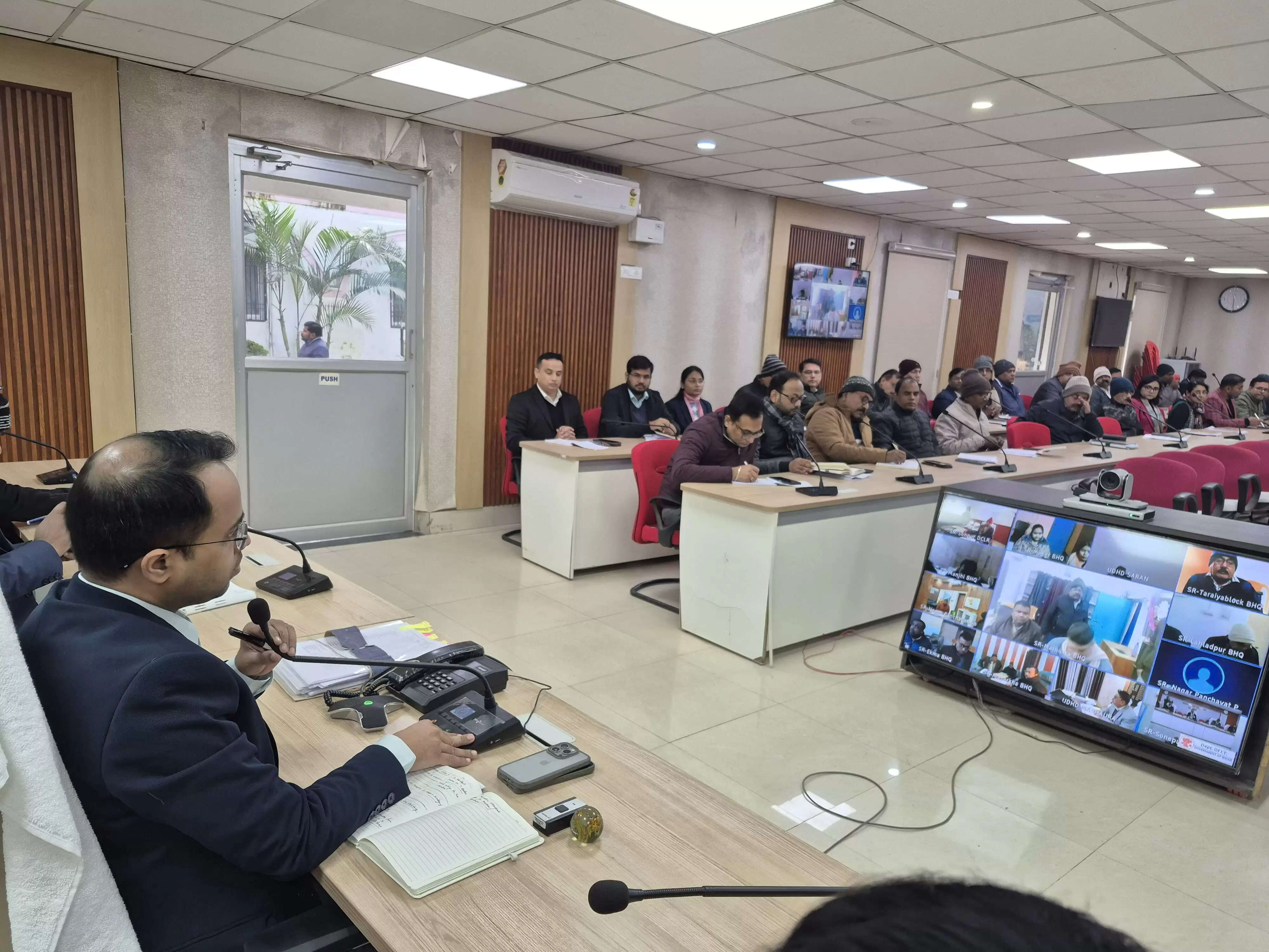 सारण में अब बायोमेट्रिक हाजिरी न होने पर रुक सकता है वेतन