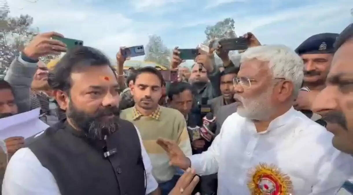 भाजपा विधायक ने रोका स्वतंत्रदेव सिंह का काफिला, हंगामे के बीच गांवों की सड़कों एवं पानी की समस्या से कराया अवगत