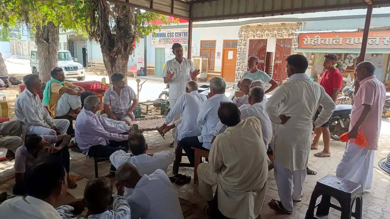हिसार : नशे के खिलाफ गांव-गांव पहुंची पुलिस, चार नशा पीड़ितों को घर पर पहुंचाई आयुर्वेदिक दवा