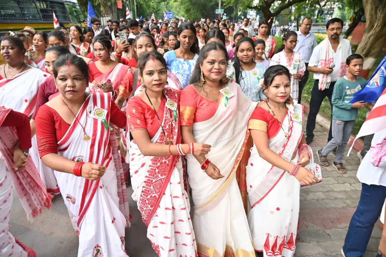 बरेका में विश्व आदिवासी दिवस पर निकली शोभायात्रा, बिखरी आदिवासी संस्कृति की छटा