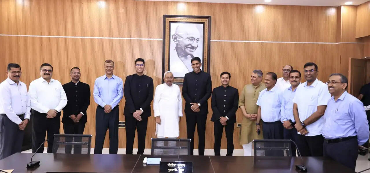 मुख्यमंत्री से वर्ष 2024 बैच के बिहार कैडर के भारतीय वन सेवा के प्रशिक्षु अधिकारियों ने की मुलाकात