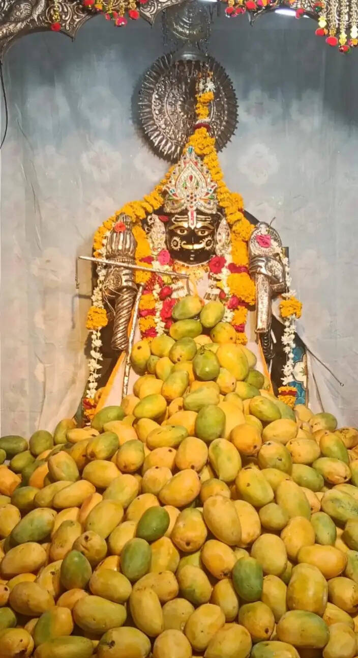 झाबुआ: भगवान् विष्णु के एक हजार नाम मंत्रोच्चार से आराधना करते हुए समर्पित किए गए एक हजार आम