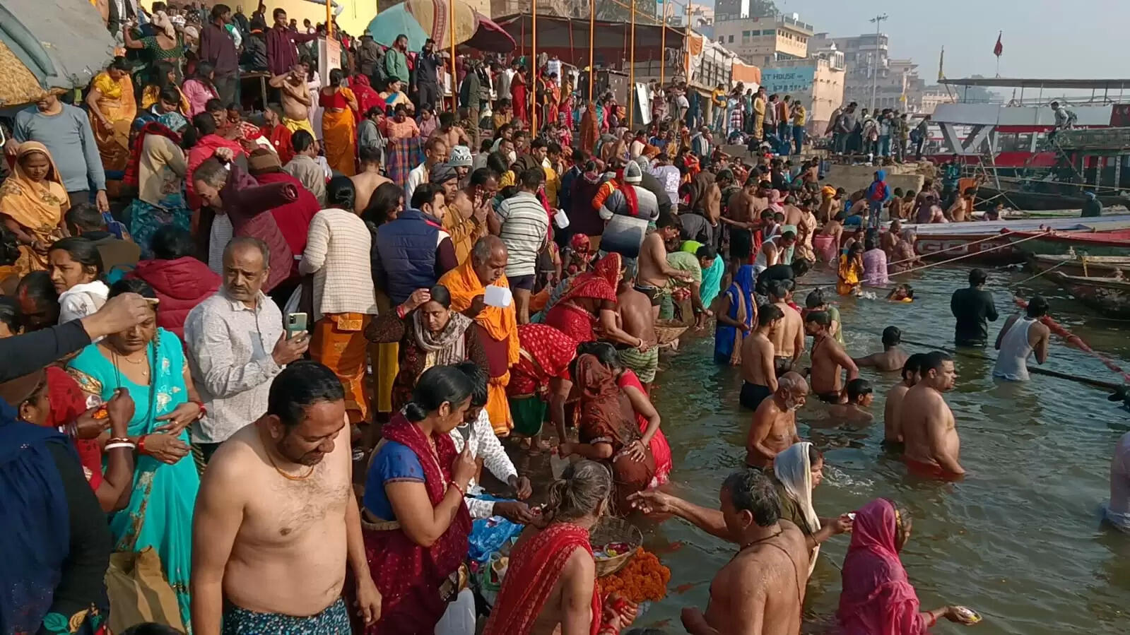 मकर संक्रांति : काशी में लाखों श्रद्धालुओं ने पुण्य सलिला गंगा में लगाई आस्था की डुबकी, किया दानपुण्य