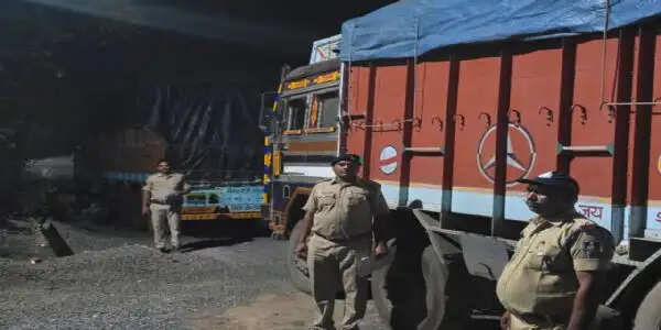अनूपपुर: रेलवे रैक प्वाइंट तक भेजे जा रहे चावल में क्षमता से अधिक भार, चार वाहनों पर जुर्माना