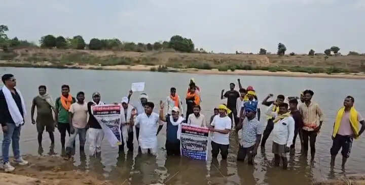 केवई नदी पर बैराज निर्माण के विरोध में ग्रामीणों का जल सत्याग्रह, अडानी परियोजना के खिलाफ बढ़ा आंदोलन