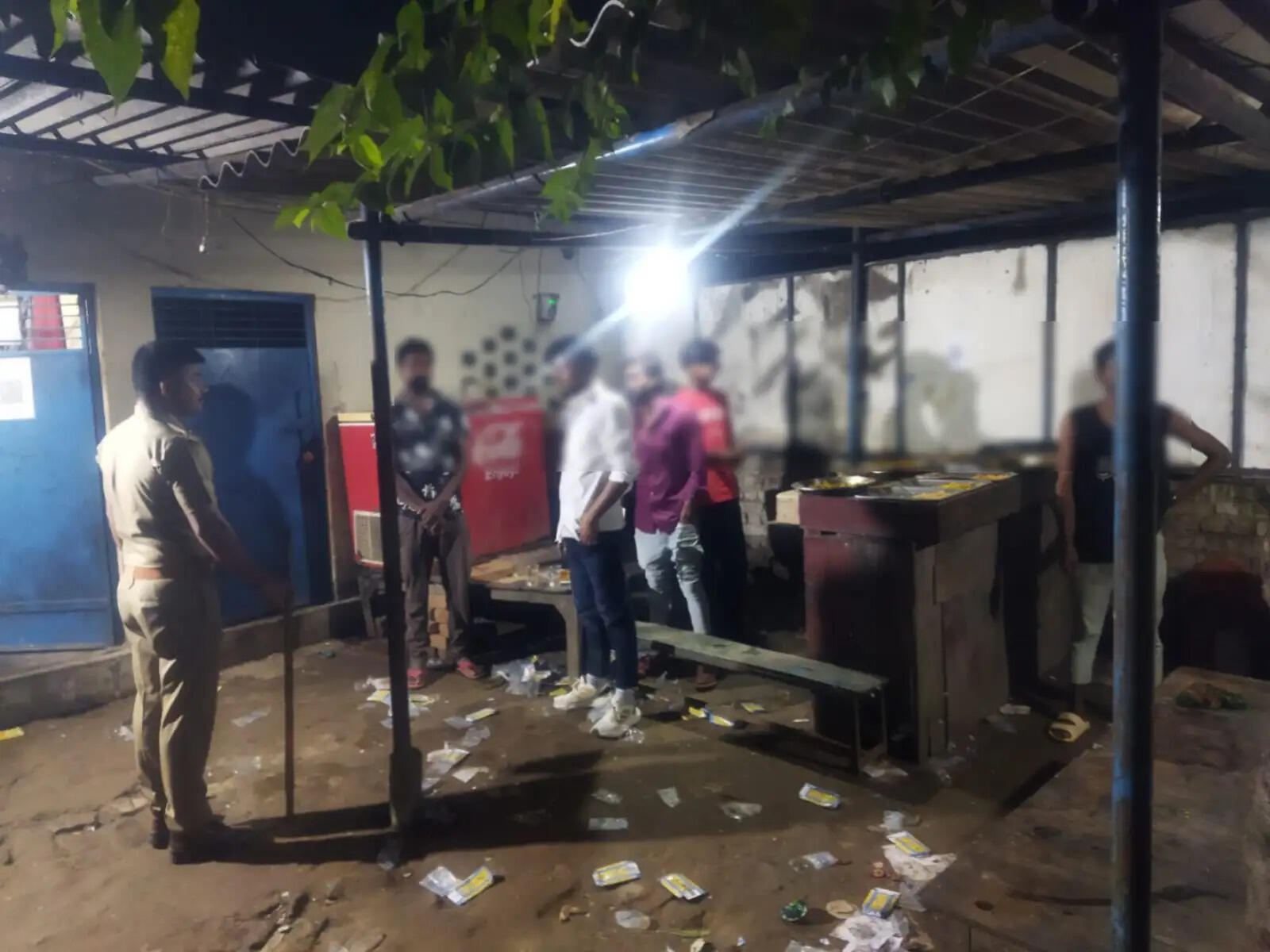एंटी चीयर्स के तहत खुले में शराब पीने वालों पर पुलिस की कार्रवाई