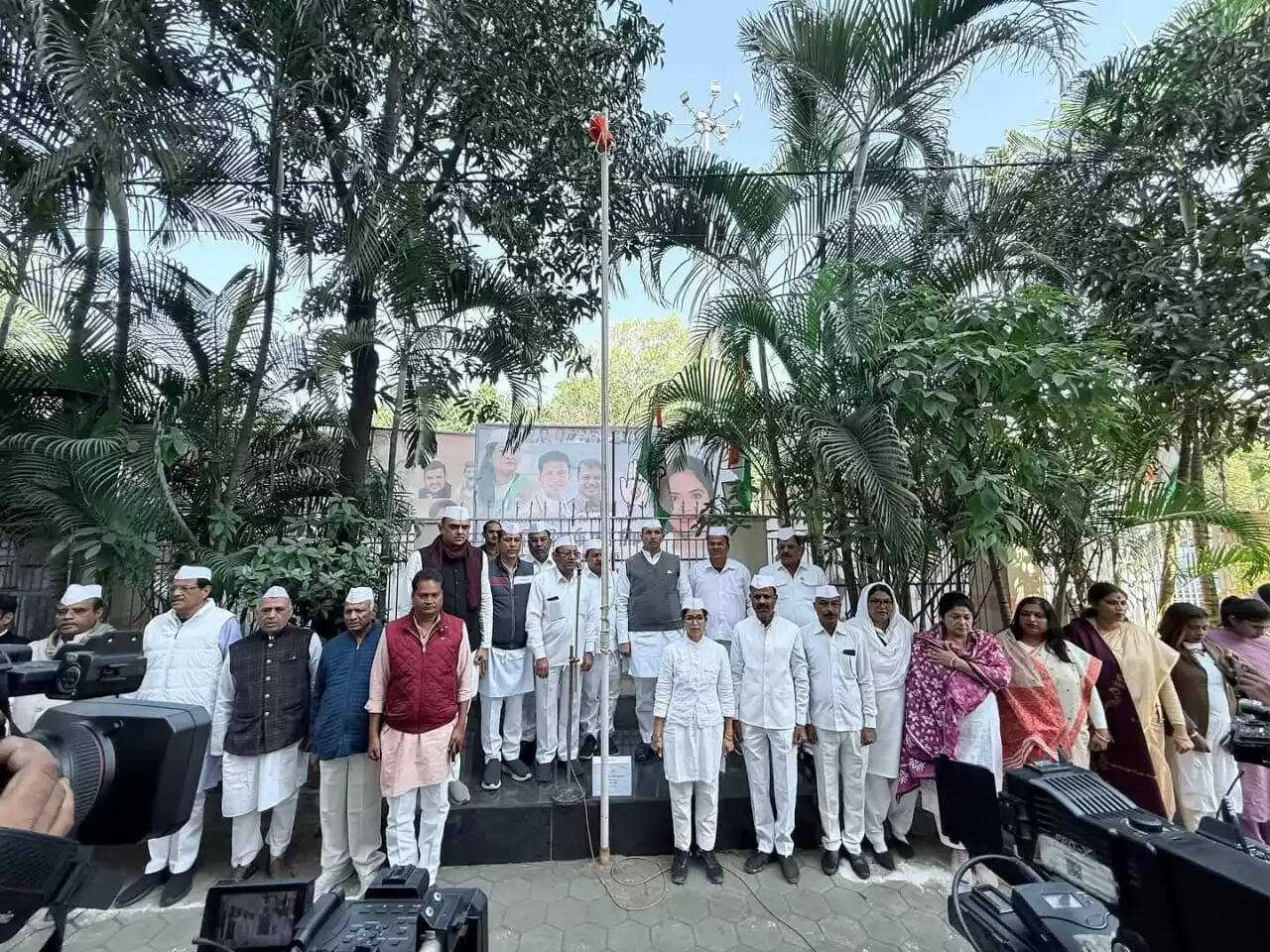 कांग्रेस स्थापना दिवस पर प्रदेश कांग्रेस कार्यालय में हुआ ध्वजारोहण,&nbsp;जीतू पटवारी&nbsp;ने दिया संगठन को मजबूत करने का संदेश