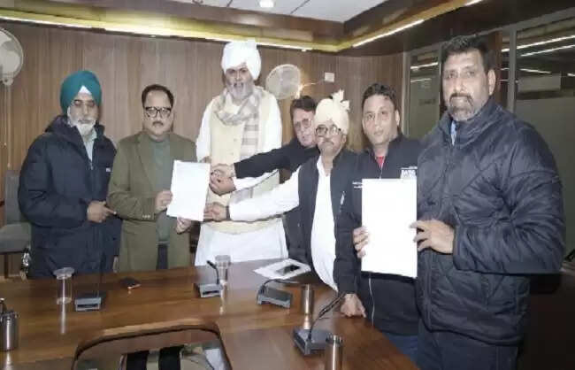 लाल डोरा क्षेत्र में हाउस टैक्स माफ करने के संबंध में दिल्ली देहात प्रतिनिधिमंडल ने भाजपा प्रदेश अध्यक्ष को सौंपा ज्ञापन