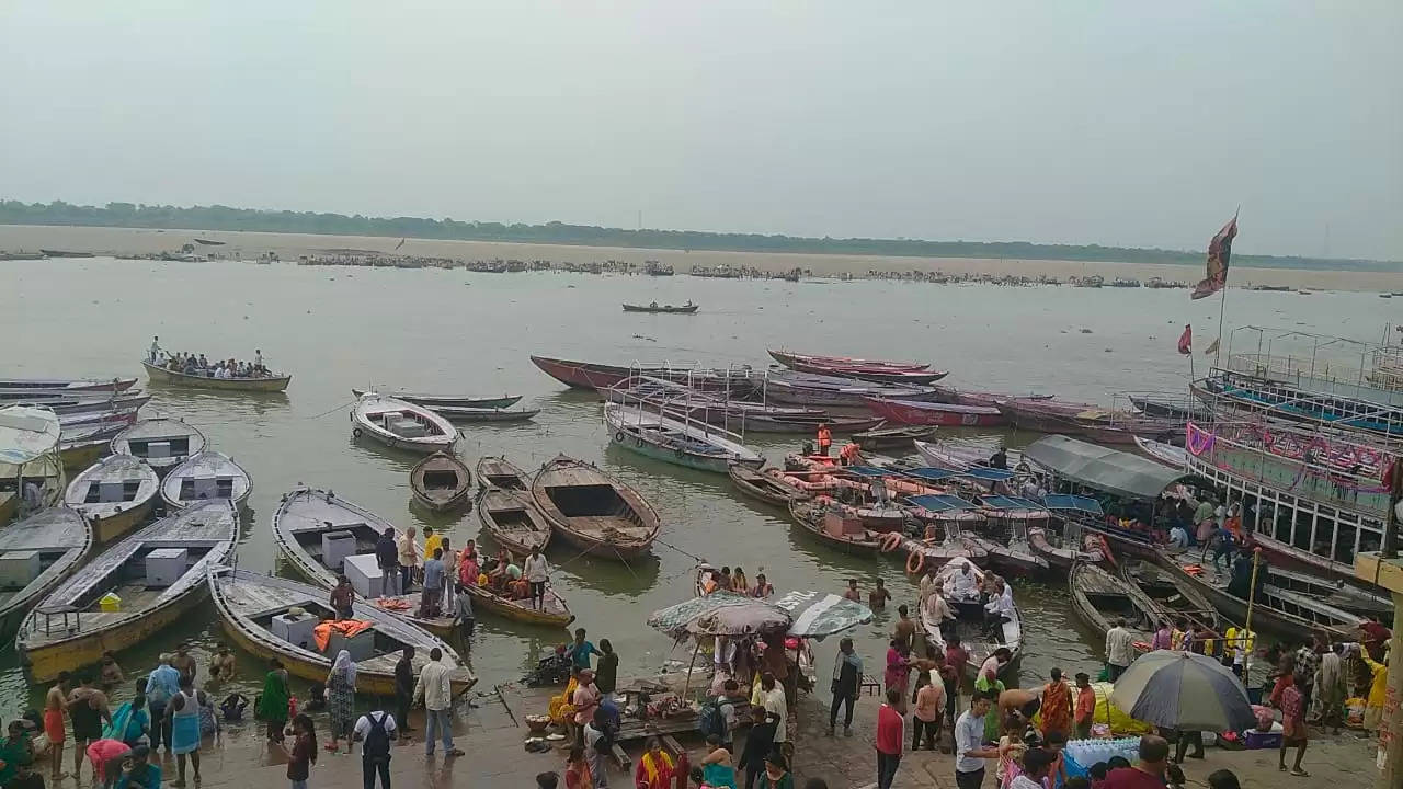 काशी में गंगा का जलस्तर बढ़ा, आरती स्थल लहरों में समाया