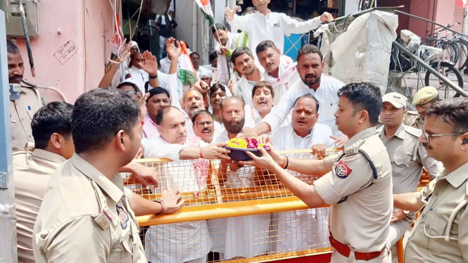 अहिल्याबाई होलकर की प्रतिमा पर माल्यार्पण को जा रहे कांग्रेस कार्यकर्ताओं को पुलिस ने रोका, सड़क पर ही दी श्रद्धांजलि