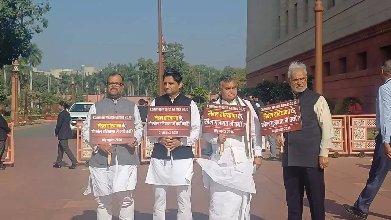 कॉमनवेल्थ गेम्स हरियाणा में कराने की मांग को लेकर कांग्रेस सांसदों ने किया प्रदर्शन