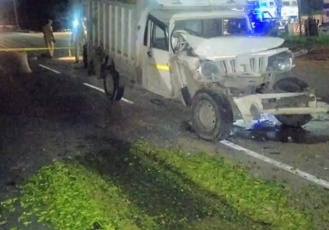 झपकी आने से आगे चल रहे अज्ञात वाहन से टकराया पिकअप, चालक गंभीर