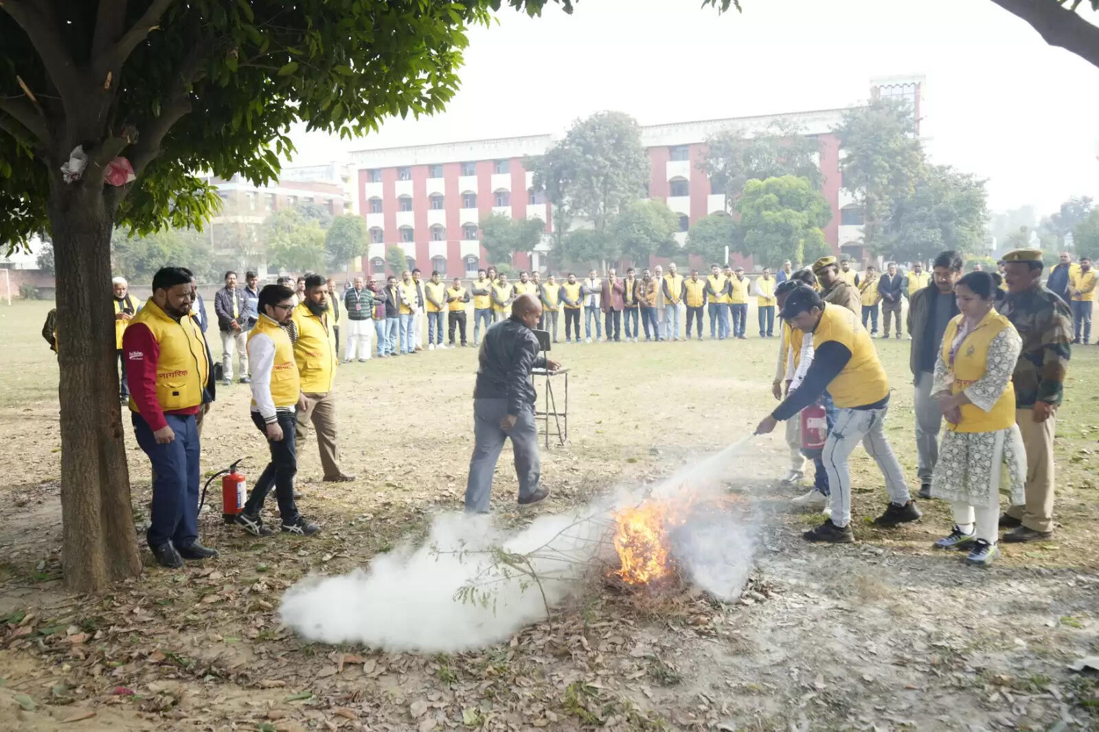 नागरिक सुरक्षा के क्षमता निर्माण प्रशिक्षण के 5वें दिन वार्डेनों ने सीखा आग बुझाना