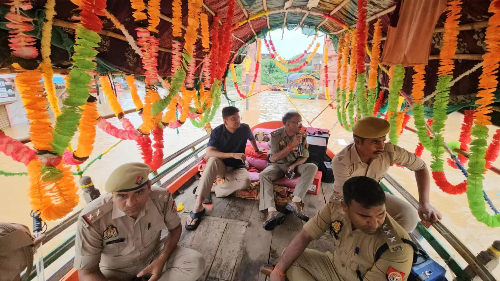 उप्र के चित्रकूट की मंदाकिनी नदी में आई बाढ़, रामघाट मुख्य मार्ग पर चल रहीं नावें