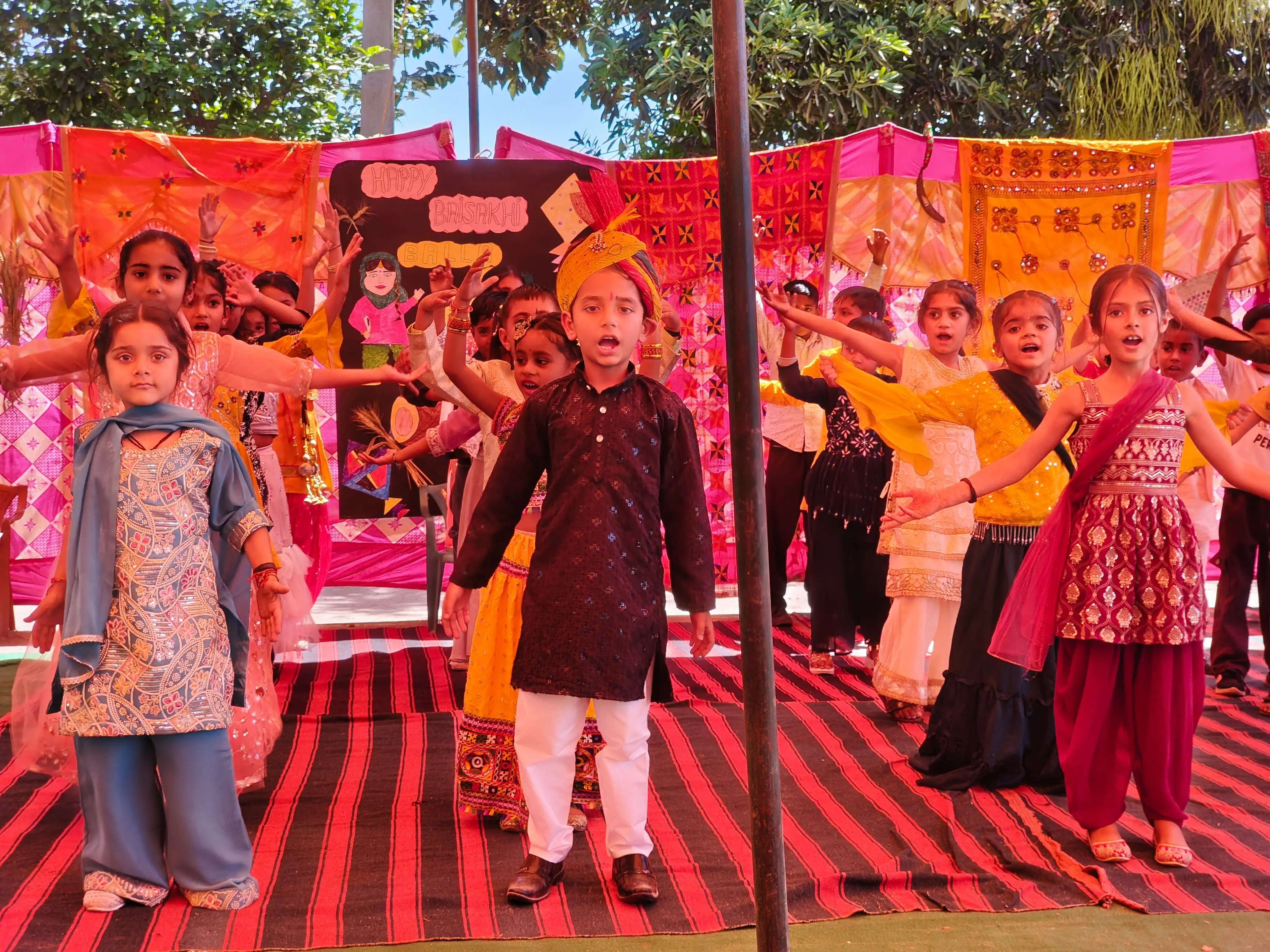 बैसाखी पर रंगारंग कार्यक्रम, सांस्कृतिक प्रस्तुतियों से झलकी डोगरा परंपरा, मेधावी छात्रों को किया सम्मानित