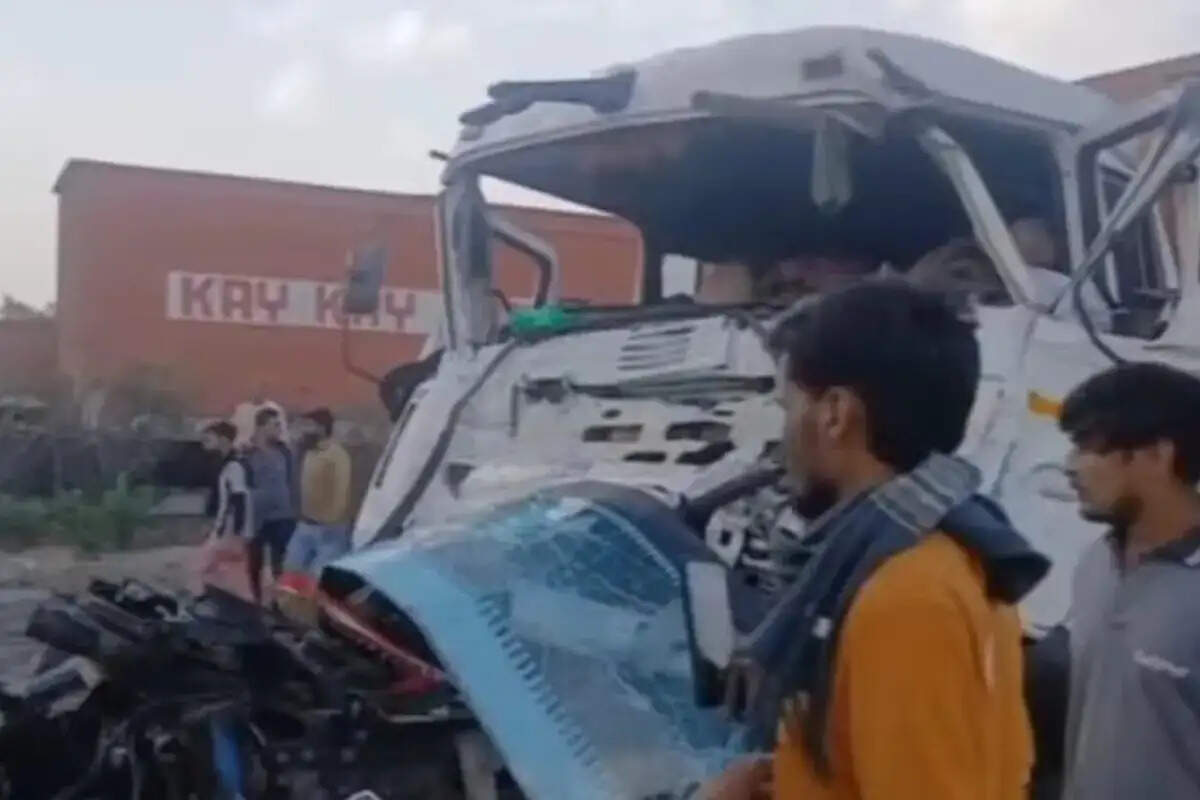 आपस में टकराए कई वाहन, बारह से अधिक लोग घायल