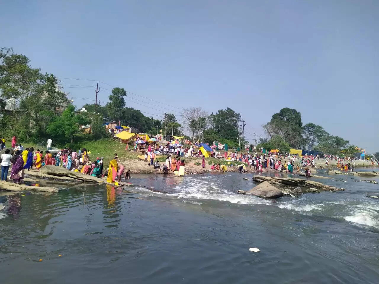 कार्तिक पूर्णिमा पर श्रद्धालुओं ने स्वर्ण रेखा में लगाई आस्था की डुबकी, किया दान-पुण्य