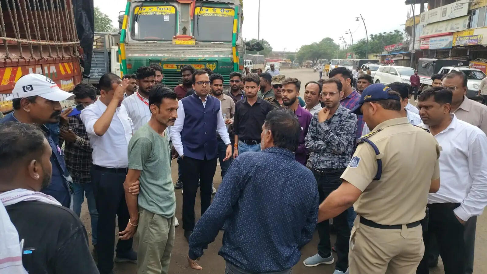 जबलपुरः करौंदा चैकपोस्ट पर मोबाइल ई-कोर्ट की कार्रवाई, स्पॉट फाइन व 02 वाहन जब्त