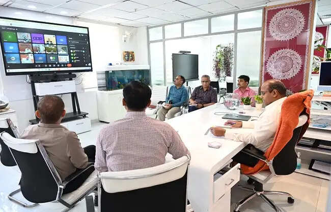घर-घर पहुंचें बीएलओ और बीएलए, अनुपस्थित मतदाताओं के लिए तीन बार करें विजिट: सीईओ