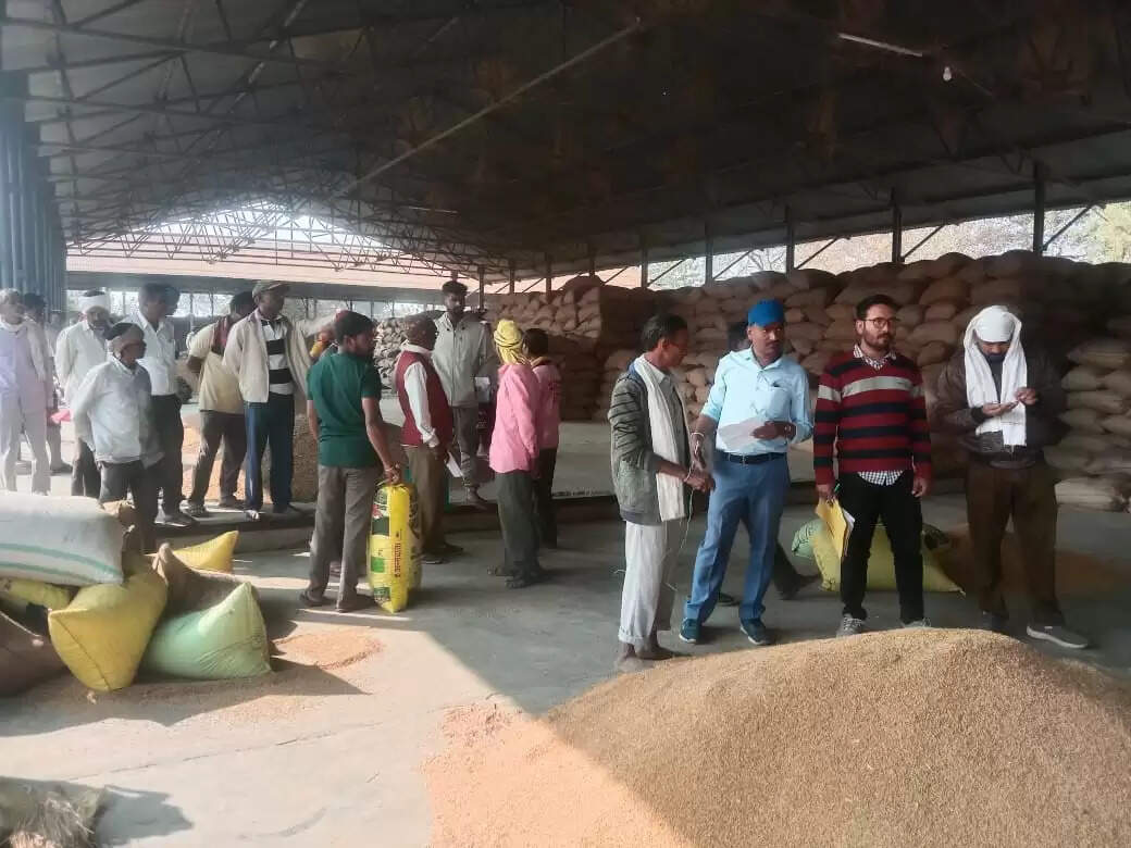 धान खरीद केन्द्र आमदी में किसानों का हंगामा