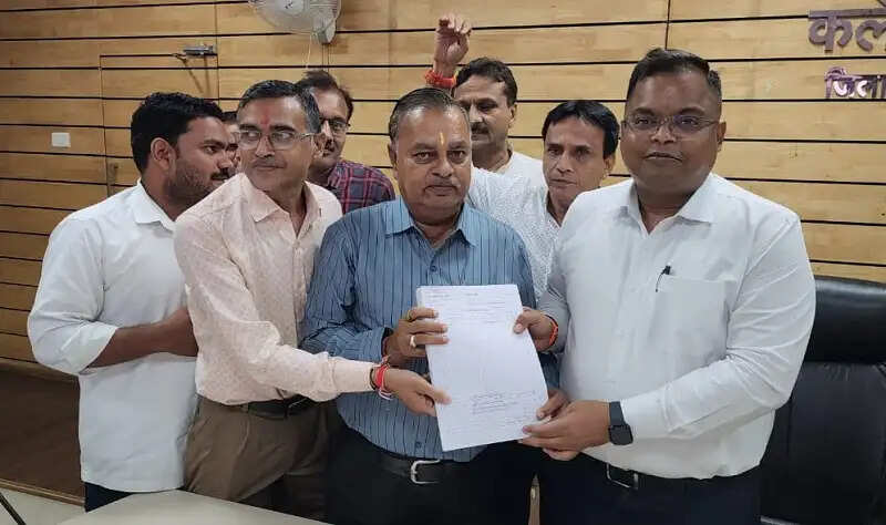 इंदौरः कलेक्टर ने की फोटोयुक्त मतदाता सूची के वार्षिक पुनरीक्षण-2026 की समीक्षा