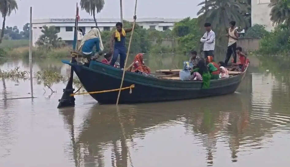 शहरी इलाकों में घुसा बाढ़ का पानी, टीएमबीयू परिसर भी जलमग्न