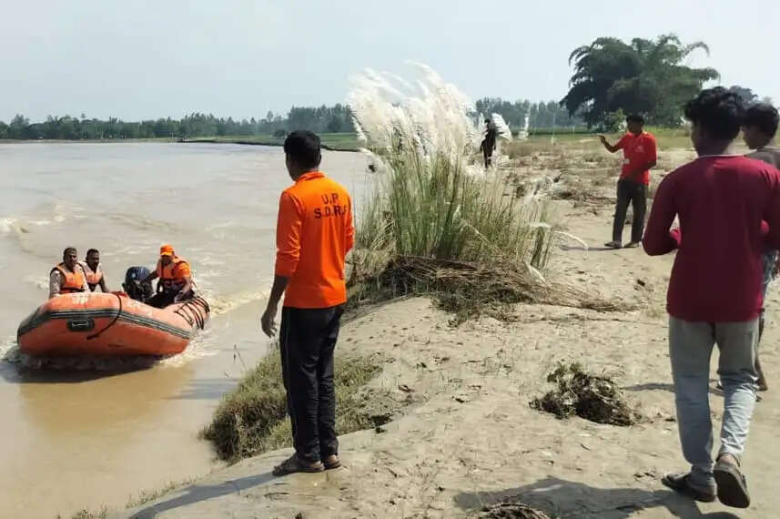 राप्ती नदी में पैर धोते समय छात्रा बही, तलाश जारी