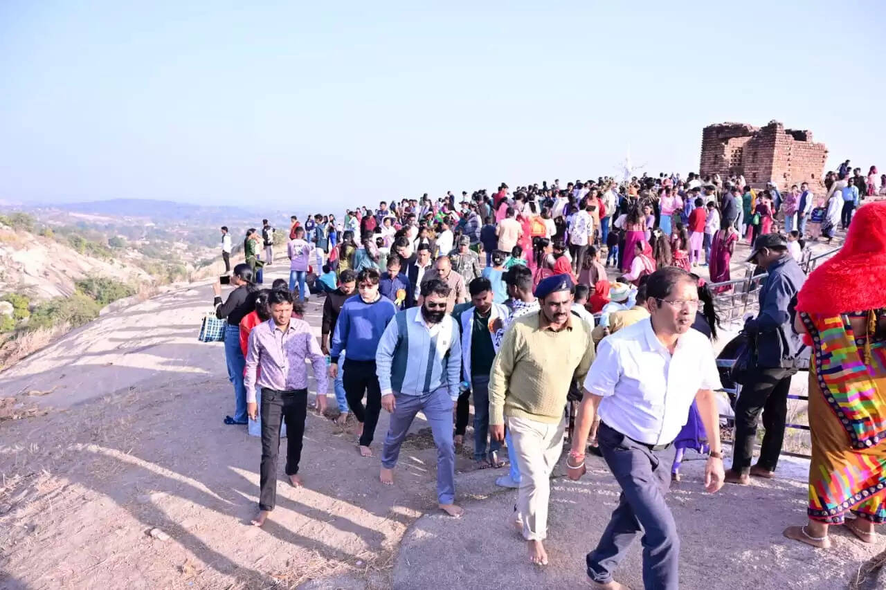 जशपुर: केशलापाठ पहाड़ पर आस्था का महासंगम, तमता मेले में शामिल हुए कलेक्टर रोहित व्यास